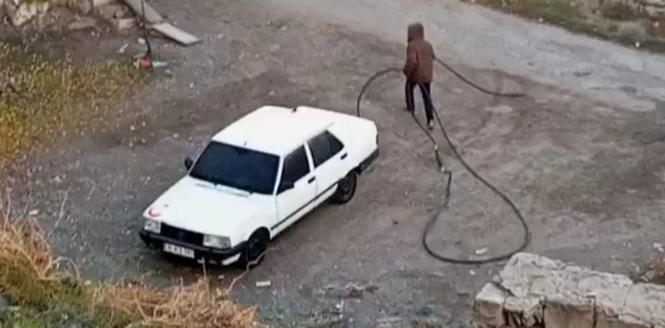 Kablo ile kaçarken kameralara yakalandı