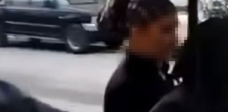 Mahalle sakinleri hırsızlık şüphelisi kadınları polise teslim etti
