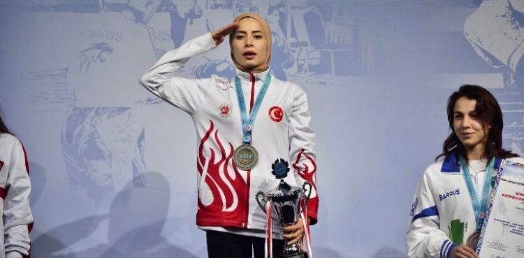 BÜYÜKKILIÇ’TAN BÜYÜKŞEHİR’İN ŞAMPİYON SPORCUSUNA TEBRİK
