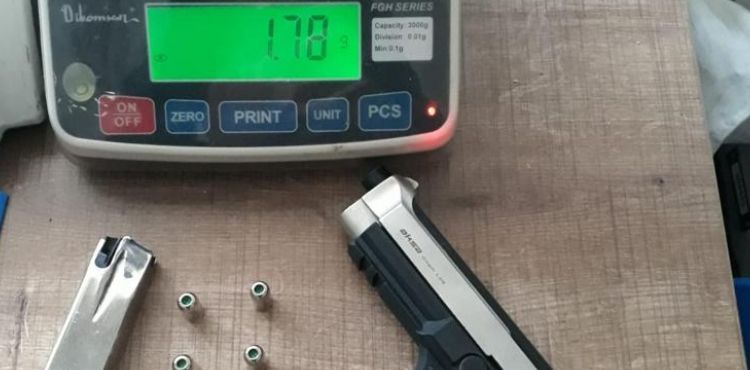 Şüpheli araçta kurusıkı tabanca ve uyuşturucu ele geçirildi
