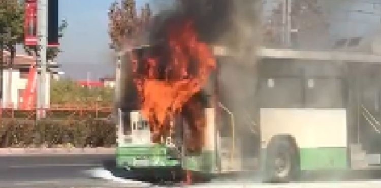 Seyir halindeki yolcu Halk otobüsü alev aldı