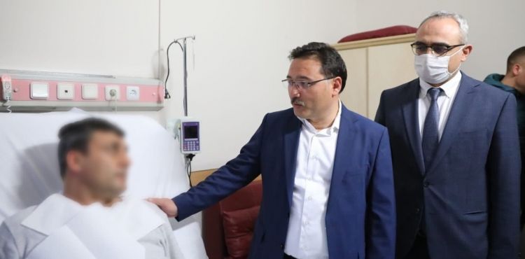 Vali Çiçek, bıçaklı saldırıya uğrayan polis ve bekçiyi ziyaret etti