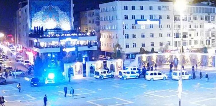 Meydanda kendine zarar veren şahıs ikna edildi