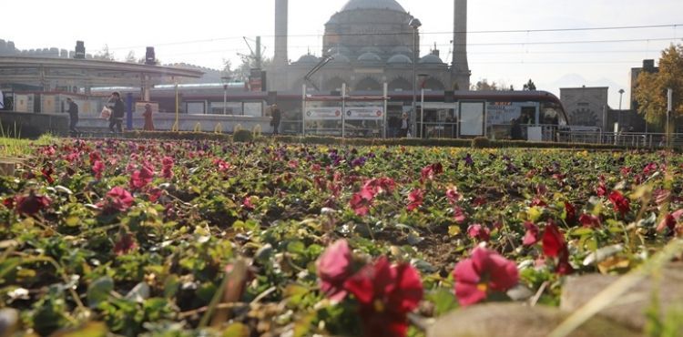 BÜYÜKŞEHİR, PEYZAJ ÇALIŞMALARI İLE KENT ESTETİĞİNİ ARTIYOR