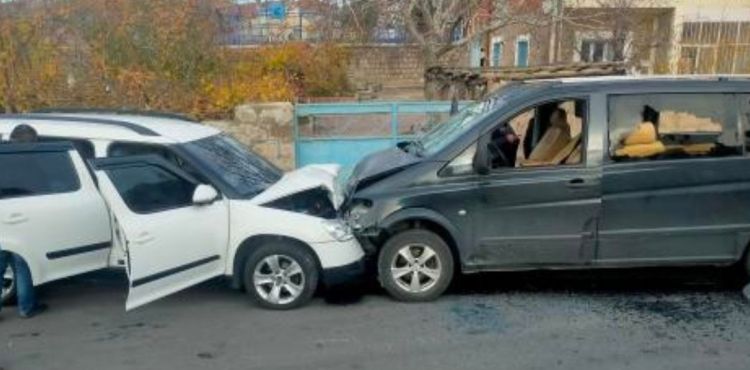 Husumetlisinin minibüsünü çekiç ile parçaladı
