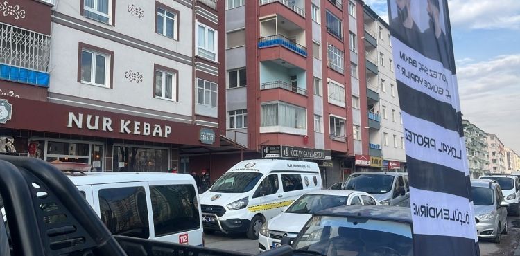 Yaşlı kadın kendini balkona astı