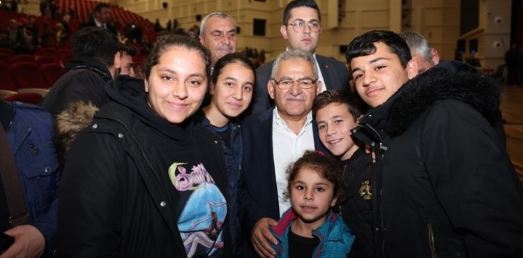 BÜYÜKKILIÇ, DÜNYA ENGELLİLER GÜNÜ’NE ÖZEL KONSERDE ‘ÖZEL’ VATANDAŞLARLA BULUŞTU