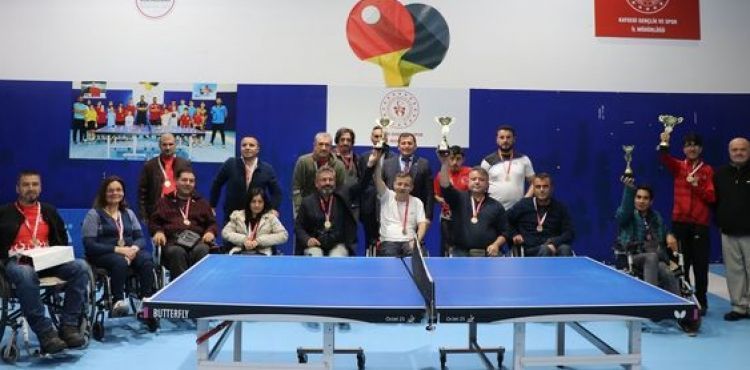 Özel sporculara turnuva sonunda madalya verildi