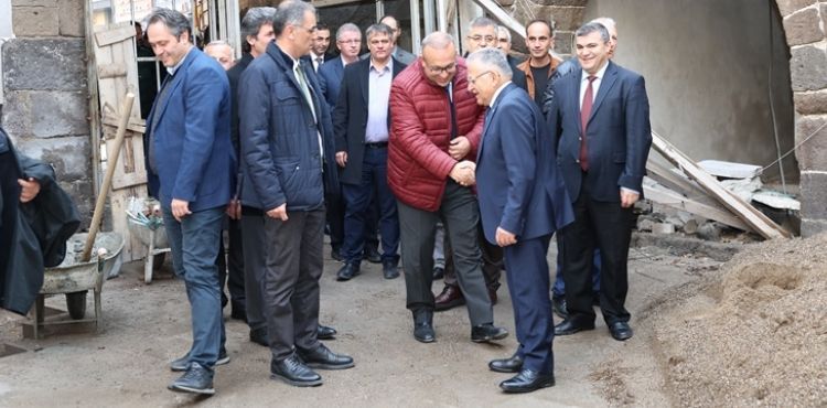 Başkan Büyükkılıç, Tarihi Kapalı Çarşı Ve Kazancılar Çarşısı Esnafını Ziyaret Etti