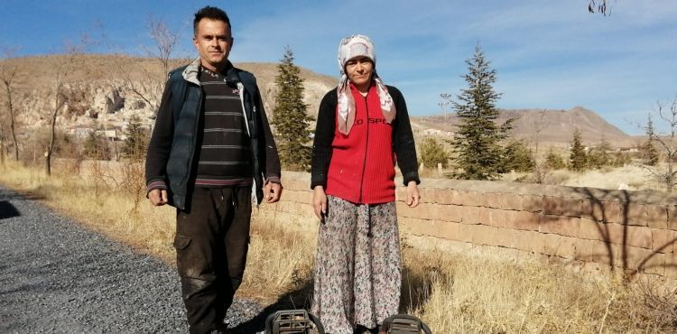 Eşine yardımcı olmak için inşaat işine başladı