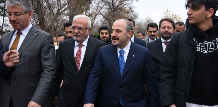 Bakan Varank Model Fabrika’yı gezip öğrencilerle sohbet etti