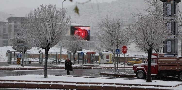 HACILAR BEYAZA BÜRÜNDÜ MEVSİMİN İLK KARI YAĞDI