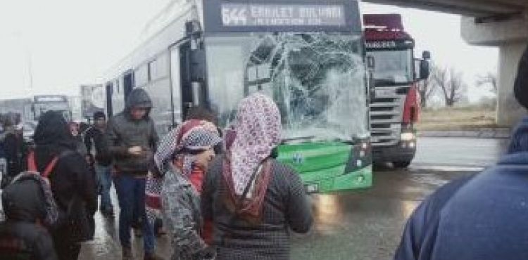 Kamyon ile otobüs çarpıştı: 2 yaralı