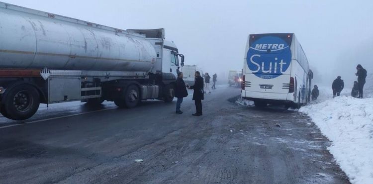 Kaza nedeniyle trafiğe kapanan yolda duramayan yolcu otobüsü de kazaya karıştı