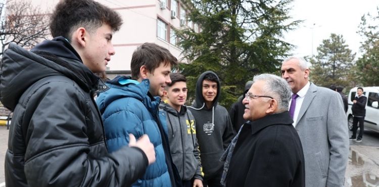 ÖĞRENCİ DOSTU BAŞKAN, GENÇLERLE KUCAKLAŞTI