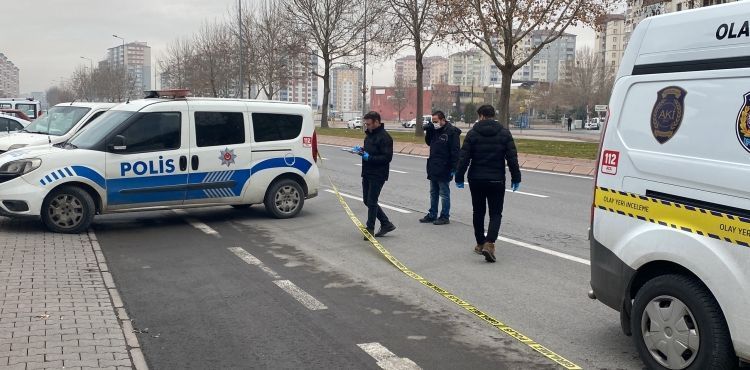 Büfe içinde yer alan 2 kişi silahla yaralandı