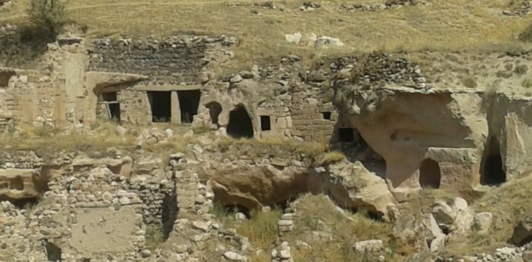 2 bin yıllık yeraltı mağaralarında defineci tahribatı