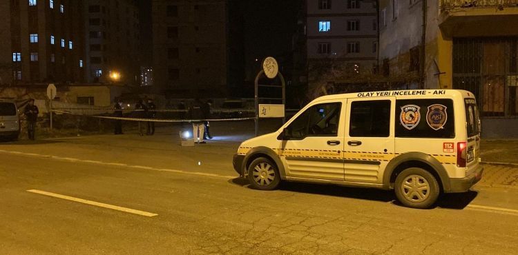 Evinin önünde bıçaklanan genç ağır yaralandı