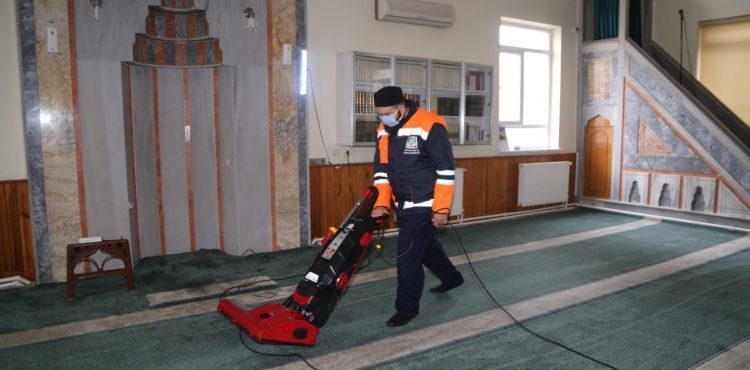 MELİKGAZİ’NİN CAMİLERİ SON TEKNOLOJİK ARAÇLARLA TEMİZLENİYOR