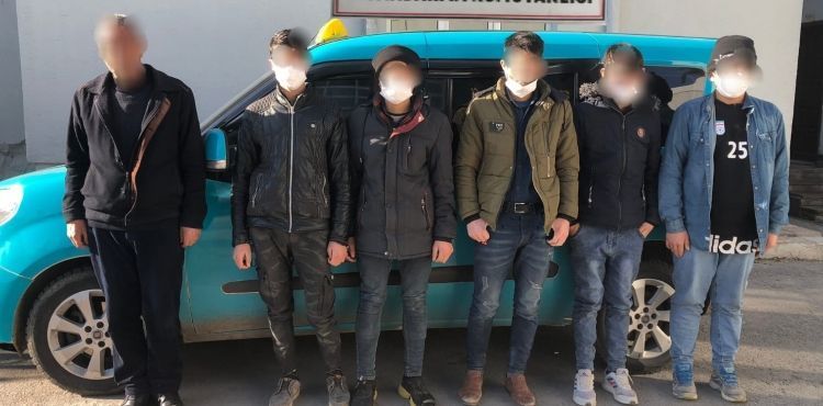 Şüphe üzerine durdurulan araçtan 5 kaçak göçmen çıktı