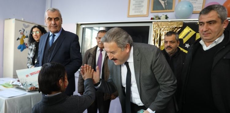 BAŞKAN PALANCIOĞLU, ÖĞRENCİLERİN KARNE HEYECANINA ORTAK OLDU