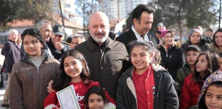 BAŞKAN ÇOLAKBAYRAKDAR, ÖĞRENCİLERİN KARNE HEYECANINA ORTAK OLDU
