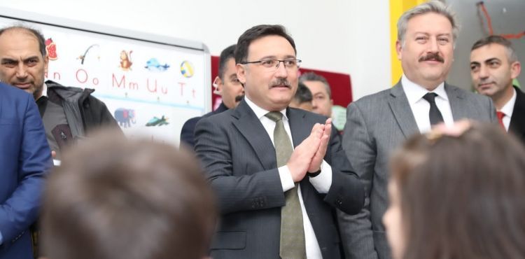 Vali Çiçek, Öğrencilerin Karne Heyecanına Ortak Oldu