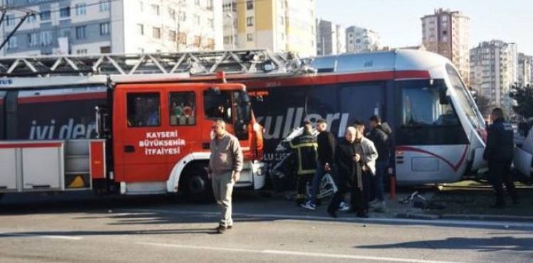 Kayseri’de İtfaiye aracı ve tramvay çarpıştı: 1 hafif yaralı