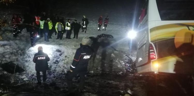 Yolcu otobüsü devrildi: 4 ölü 24 yaralı