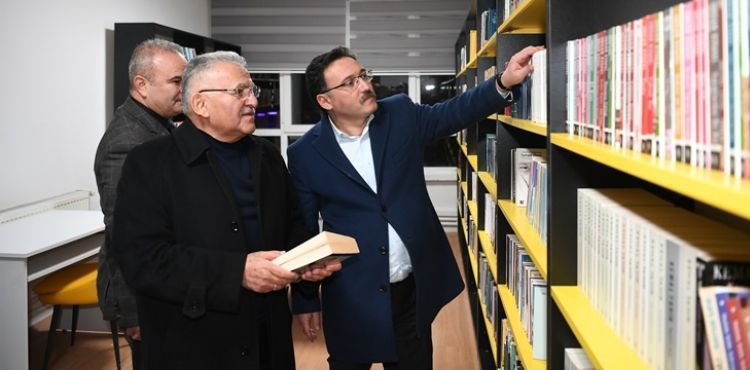 BÜYÜKKILIÇ İLE ÇİÇEK, YENİ HİZMETE AÇILAN AKKIŞLA İLÇE HALK KÜTÜPHANESİ’Nİ İNCELEDİ