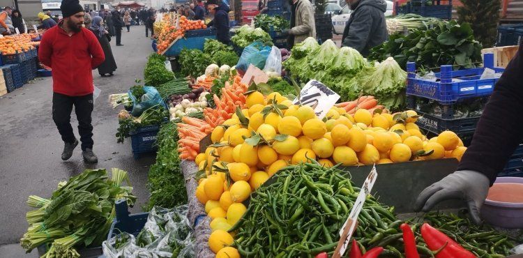Semt pazarında meyve-sebze fiyatları