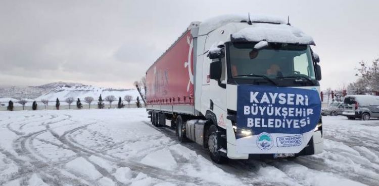 KAYSERİ BÜYÜKŞEHİR’DEN DEPREM BÖLGESİNE 3 KAMYON VE 20 YARDIM TIRI
