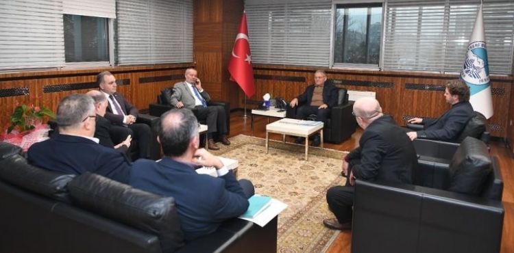 BÜYÜKKILIÇ, KAYSERİ’YE GELEN DEPREMZEDELER İÇİN REKTÖRLERLE BİR ARAYA GELDİ