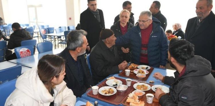BAŞKAN BÜYÜKKILIÇ, DEPREMZEDELERİ KALDIKLARI YURTTA ZİYARET ETTİ