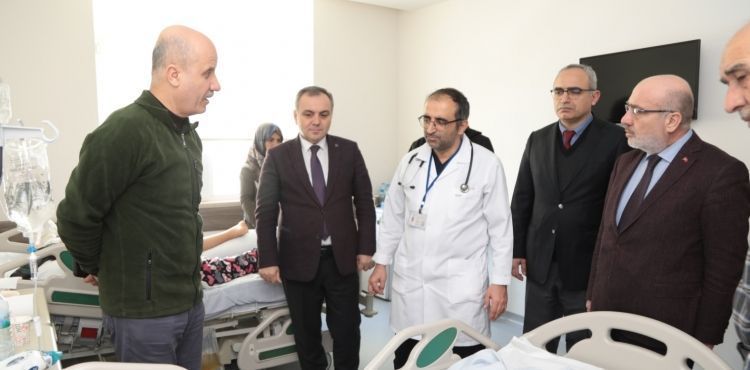 YÖK Başkanı Özvar ve ERÜ Rektörü Altun, Deprem Bölgesinden ERÜ’ye Sevk Edilen Yaralıları Ziyaret Etti