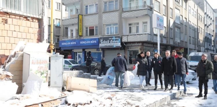 Rektör Altun, Hasar Gören 12 Katlı Binada İncelemelerde Bulundu