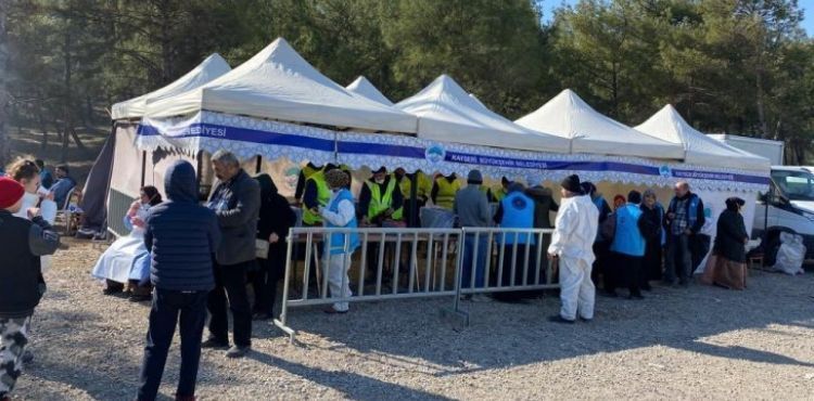 BÜYÜKŞEHİR’İN AFETZEDELERE ŞEFKAT VE MERHAMET ELİ SÜRÜYOR