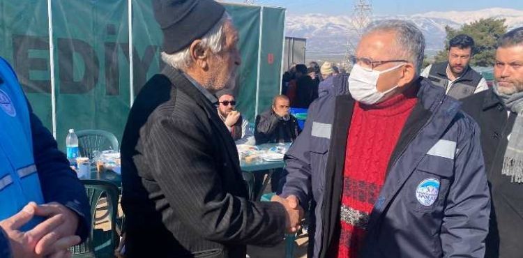 BAŞKAN BÜYÜKKILIÇ, DEPREM BÖLGESİNDE SICAK YEMEK VE ÇORBA DAĞITTI