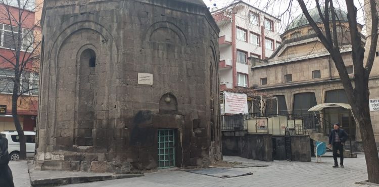 Türbe yanındaki tuvalete yıkım kararı