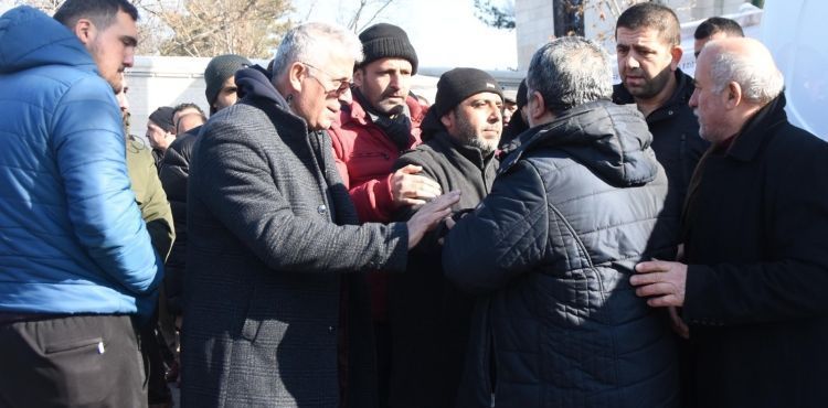 Zafer öğretmenin depremde yaşamını yitiren eşi, oğlu ve kayınvalidesi toprağa verildi