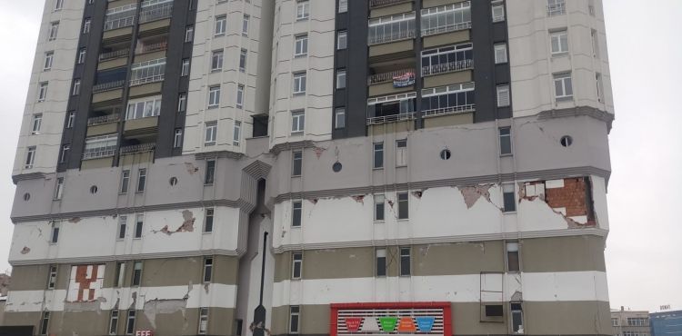 Kayseri’de ağır hasarlı binanın yıkımı bekleniyor