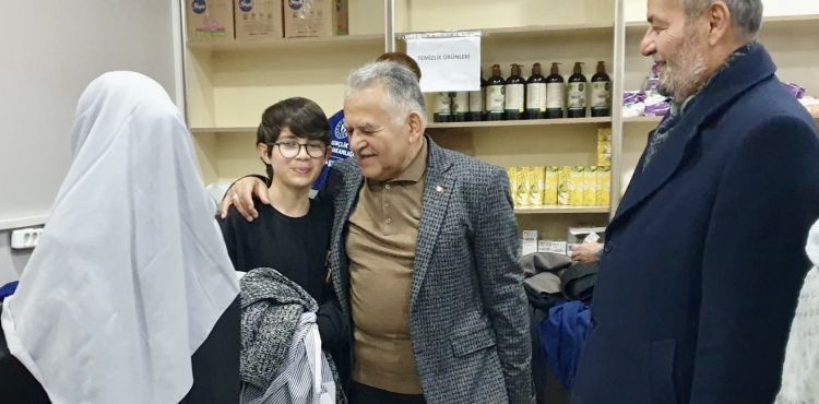 BAŞKAN BÜYÜKKILIÇ, DEPREMZEDELERİ ZİYARET EDİP, ÇOCUKLARLA İLGİLENDİ