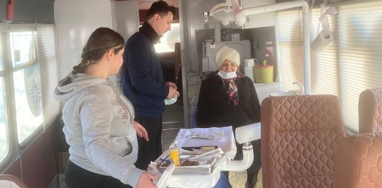 KAYSERİ BÜYÜKŞEHİR’İN GEZİCİ AĞIZ VE DİŞ SAĞLIĞI KLİNİĞİ, HATAY’DA DEPREMZEDELERİN HİZMETİNDE