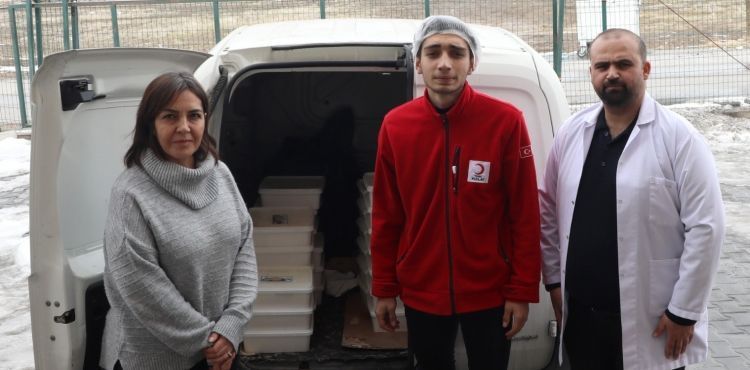 KAYÜ Bağışçılardan Temin Ettiği Sütü Peynir Yaparak Depremzedelere Gönderdi