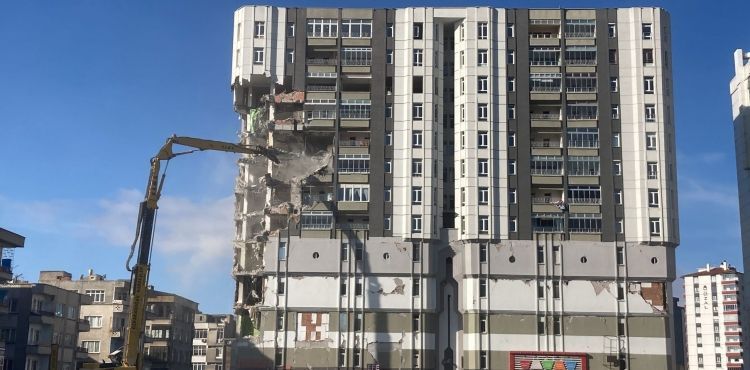 Hasarlı binada 2’nci gün de yıkım devam ediyor