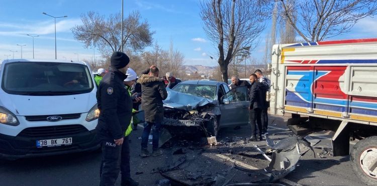 Makas atan sürücü zincirleme kaza yaptı