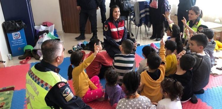 Depremden etkilenen çocuklara trafik eğitimi verildi