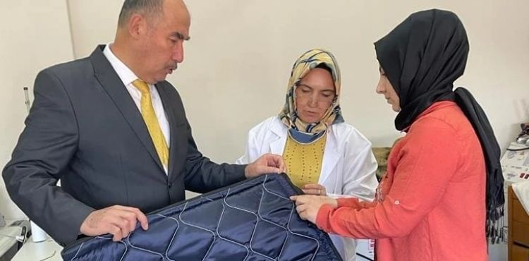 Hacılar'da kadınlar deprem bölgesi için uyku tulumu dikiyor