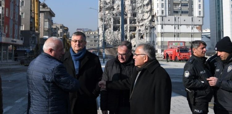 BAŞKAN BÜYÜKKILIÇ, AĞIR HASARLI BİNADAKİ YIKIM ÇALIŞMALARINI İNCELEDİ