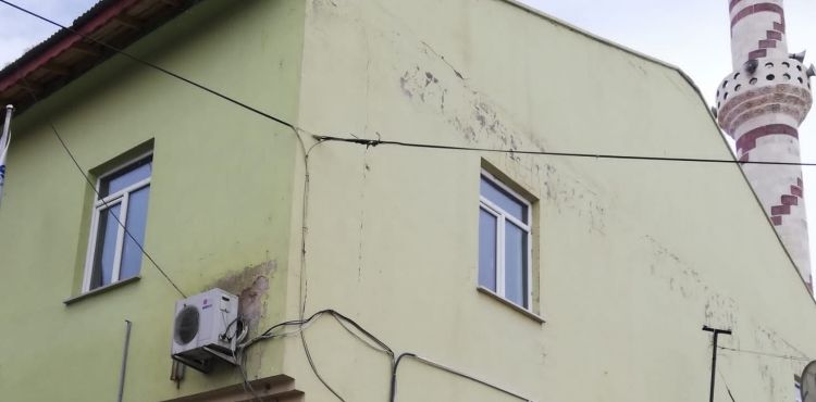 BÜYÜKŞEHİR SARIZ’DA HASARLI MİNAREYİ SORUNSUZ ŞEKİLDE YIKTI